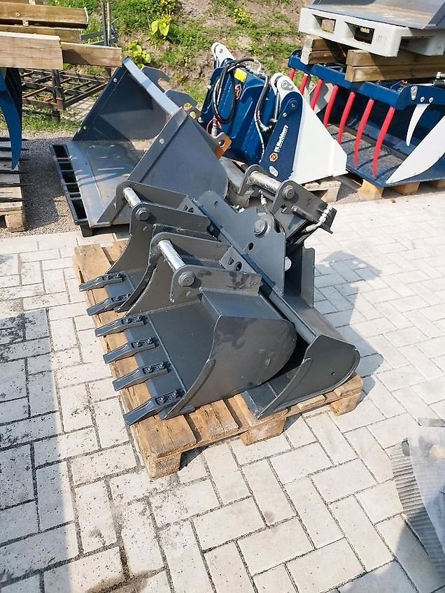 Baggerzubehör MS-01: Hydraulischer Grabenräumlöffel mit 2 Tieflöffeln