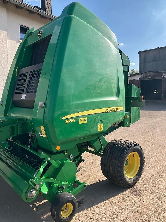 John Deere 864