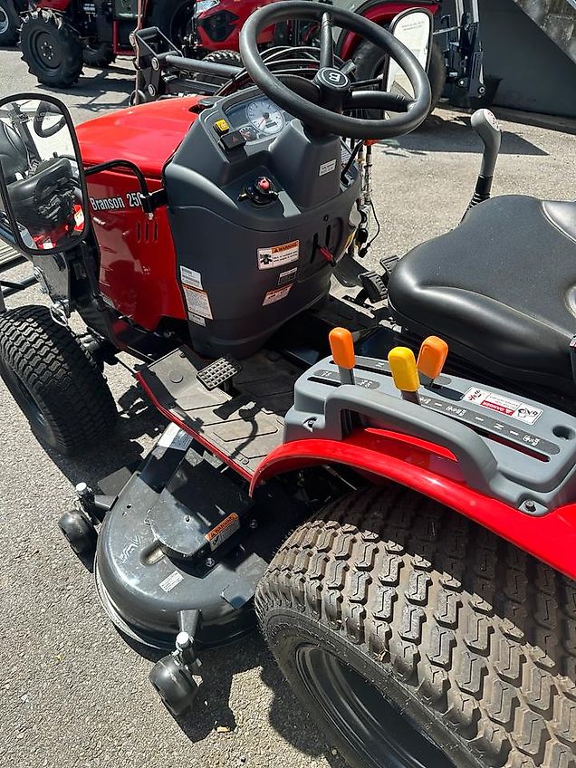 Branson TYM T255 / 2505h mit Stoll Frontlader und Mähdeck