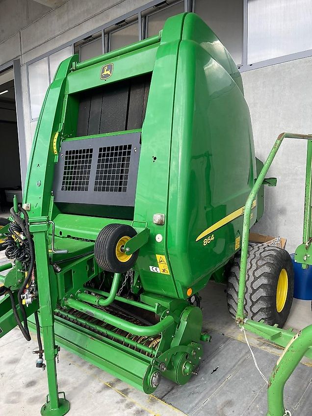 John Deere 864