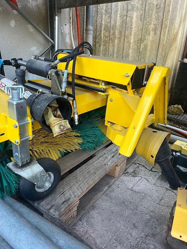 Branson Traktor 2100