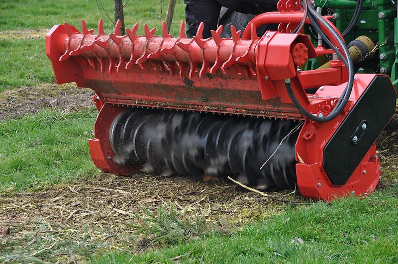 Humus PHL 160 Anbau: Front oder Heckschub über Dreipunktbügel mit KAT. 1 + 2. Leistungsstarker Mulcher