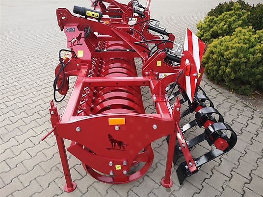 Lupus Wał daszkowy na przedni tuz z włóką 3,0 m , ø 600/Front V-ring roller with scraper beam 3.0 m, ø 600/Rullo anteriore V-ring con trave raschiante 3,0 m, ø 600/Rouleau V-ring avant avec racleur 3,0 m, ø 600/