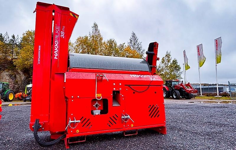 Hakki Pilke Pro 38 med HakkiFeed 422 stokkebord